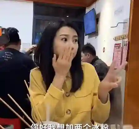 45岁高圆圆重庆吃串串香，穿黄色小香外套仍仙气飘飘，女神颜值太能打！