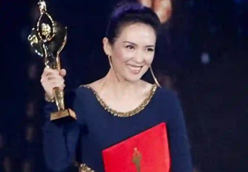 成龙灌章子怡的不是酒，而是整个娱乐圈的丑闻，他们是什么关系？