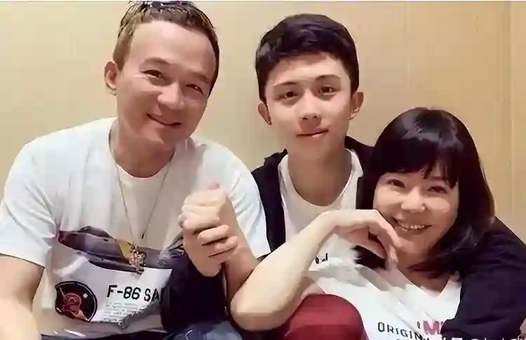 曾脚踢蓝洁瑛，暴打王耀庆，称打谁谁红，某“天后”的狗血人生