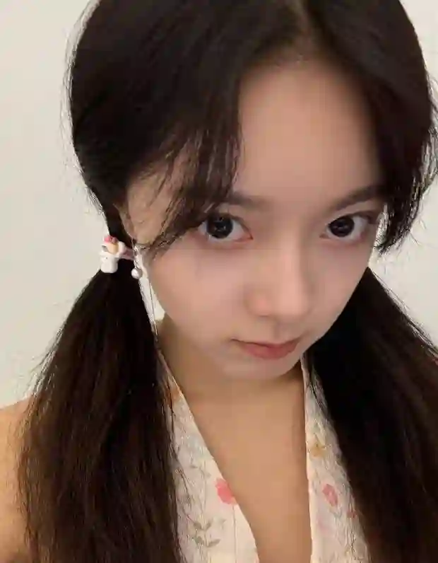<em>赵今麦</em>双马尾搭配挂脖碎花上衣，活泼少女感溢出屏幕