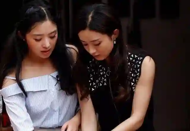 赵丽颖飙脏话后形象崩塌，央视发文批评，还被网友扒出双标言论
