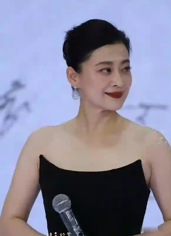 抖音红毯：宋佳再现“高级感”，倪虹洁人鱼裙造型太惊艳