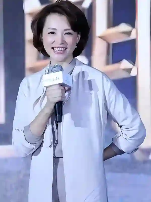 央视主持人董卿近况曝光，被人搀扶着从医院出来，跟之前判若两人