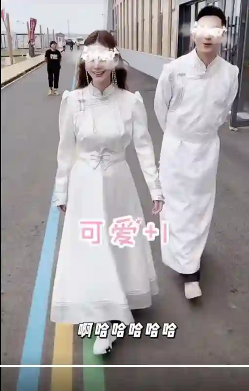 汪小菲马筱梅带孩子来内蒙：小玥儿穿藏服太像大S，筱梅白色衣服很仙