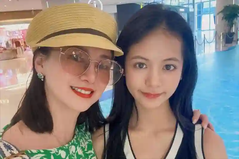 翁虹自曝与老公1年见1次，小别胜新婚，直言最美星二代女儿难出道