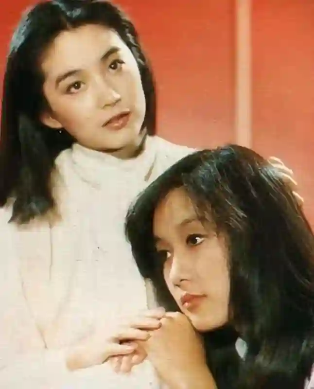 成龙第二个私生子曝光！她与林青霞齐名，带子嫁人，过往生活被扒