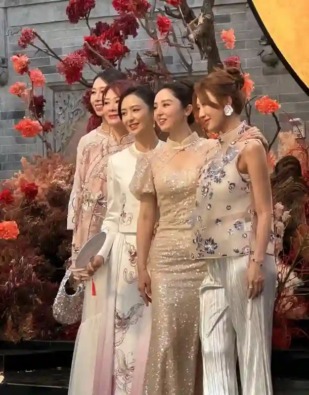 董璇婚宴敬酒照曝光，两套礼服不含糊，伴娘佟丽娅微表情引热议