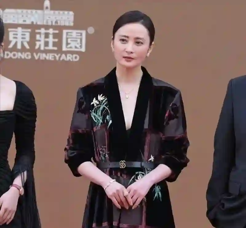 明明年轻时很温柔，中年后却凶相毕露，这几位明星面相“不好惹”