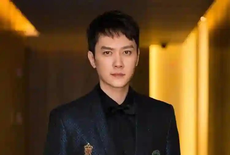 汪峰宁静陷入热恋？冯绍峰二婚了？张柏芝整成网红脸？邓为跟公司闹翻？姐弟CP玩剧组夫妻？