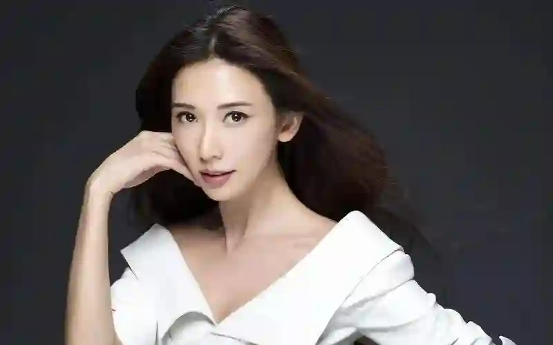从台湾第一美女到人生赢家，她的星途与情路为何总在争议中突围？