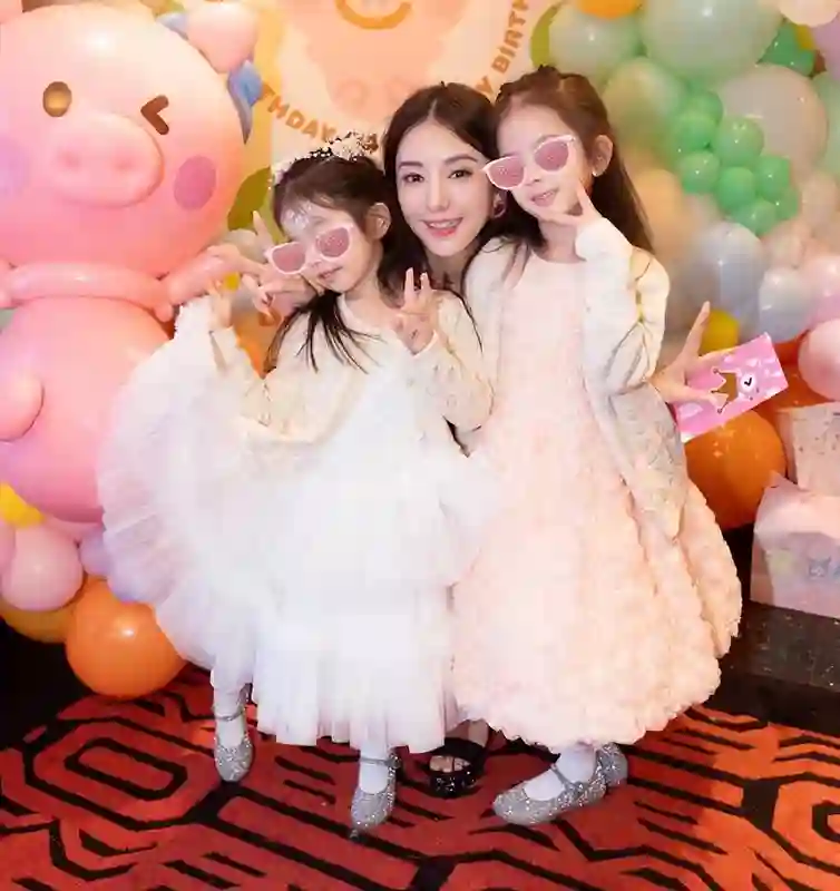 方媛庆祝结婚8周年, 与郭富城甜蜜秀恩爱, 两女儿正脸曝光超美
