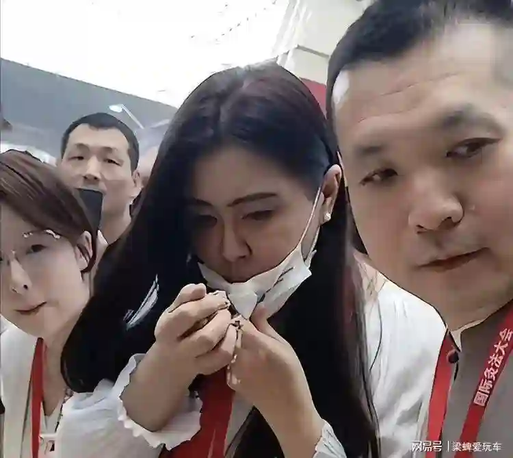 王祖贤亮相国际灸法大会，面相发福还有皱纹，怎么老成这样了？