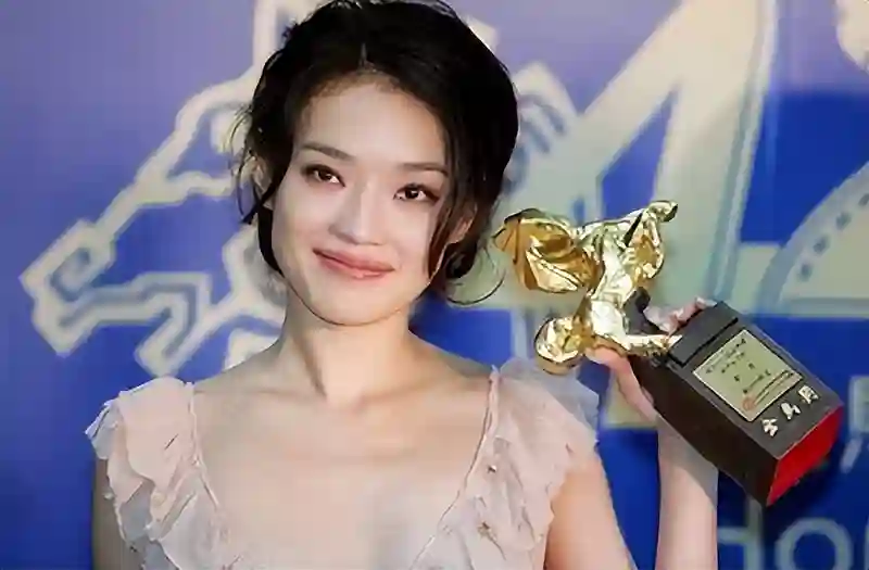 蔡澜去世才7天，恶心一幕出现！舒淇费力“穿上的衣服”又被扒下