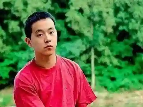 56岁窦唯现状：秃头发福，像公园遛弯大爷，与王菲像是两代人