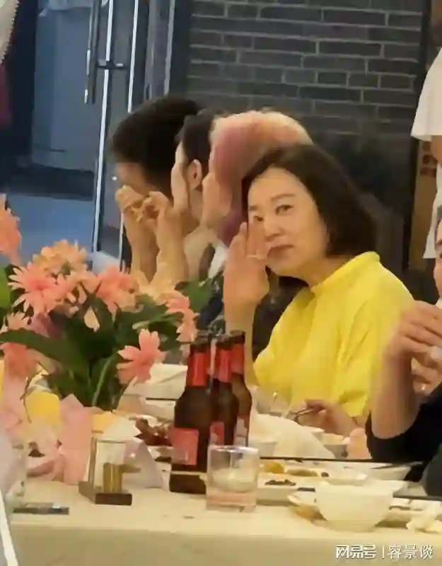 林青霞在江西参加晚宴，穿着近八千元的裙子，皮肉松弛了依然很美
