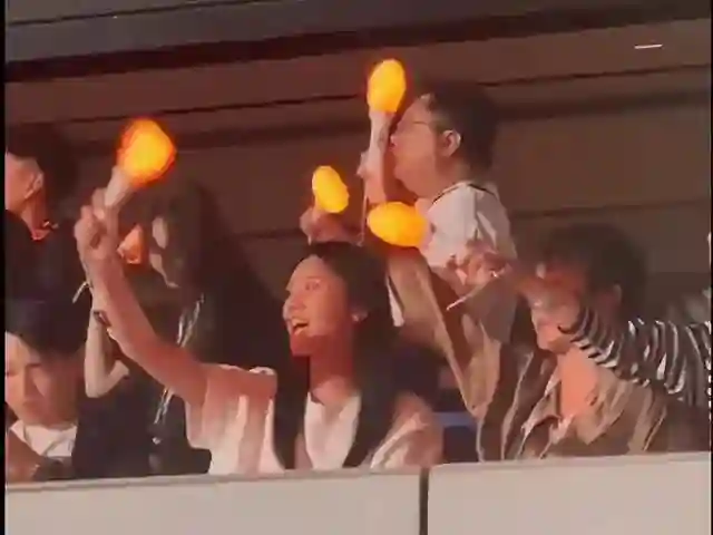 奚梦瑶和婆婆一起看周杰伦演唱会 嗨唱闲聊有说有笑关系超好