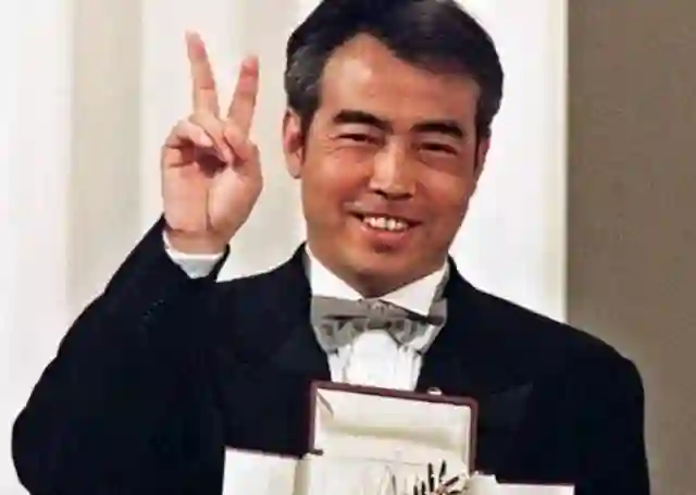 怒甩陈凯歌，其貌不扬却家庭显赫，后妈洪晃用行动做中国教育