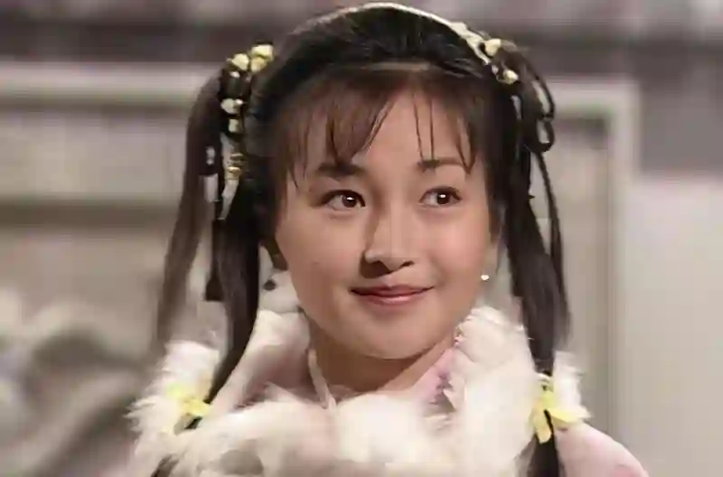 香港知名女星全素颜出镜，满脸雀斑颈纹明显，不做医美想自然老去