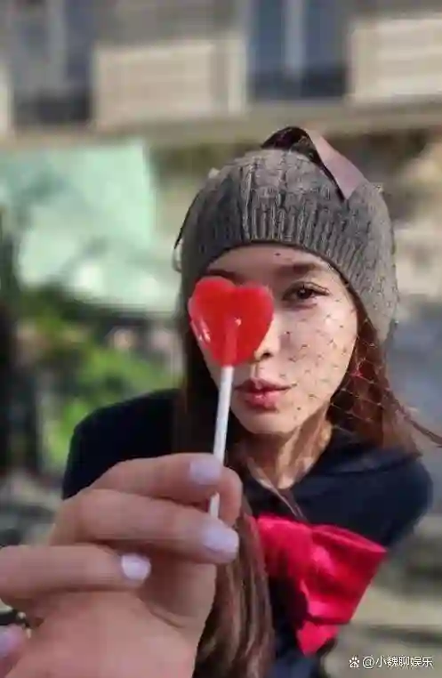林志玲带3岁儿子现身戛纳，戴樱桃耳环晒嘟嘴自拍好可爱