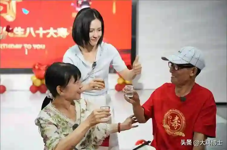 谢娜二舅生日宴曝光，摆了十几桌好热闹，谢娜和父母现身成焦点