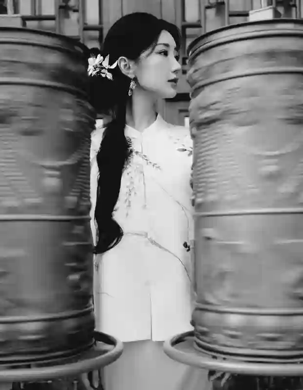 毛晓彤无袖中式上衣配紫缎半裙 东方古韵惊艳出尘
