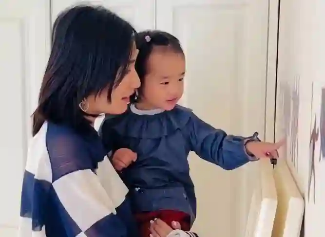 19岁李嫣逛奢店疯狂购物，妹妹搬家泪洒现场，两个孩子差异显著