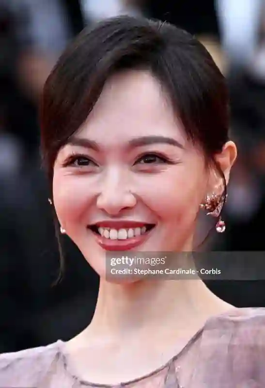 戛纳红毯：周冬雨久违露面，舒淇林志玲不曾老去，于适身材好抢镜