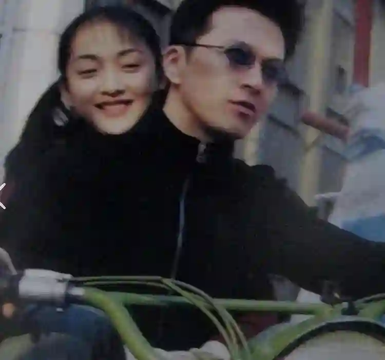 51岁周迅：“丁克”半辈子，低调现身肿瘤医院，今人体画价值千万