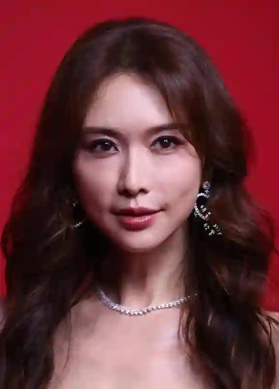 林志玲，终究躲不过岁月蹉跎，50岁轮廓下垂，一脸的医美痕迹