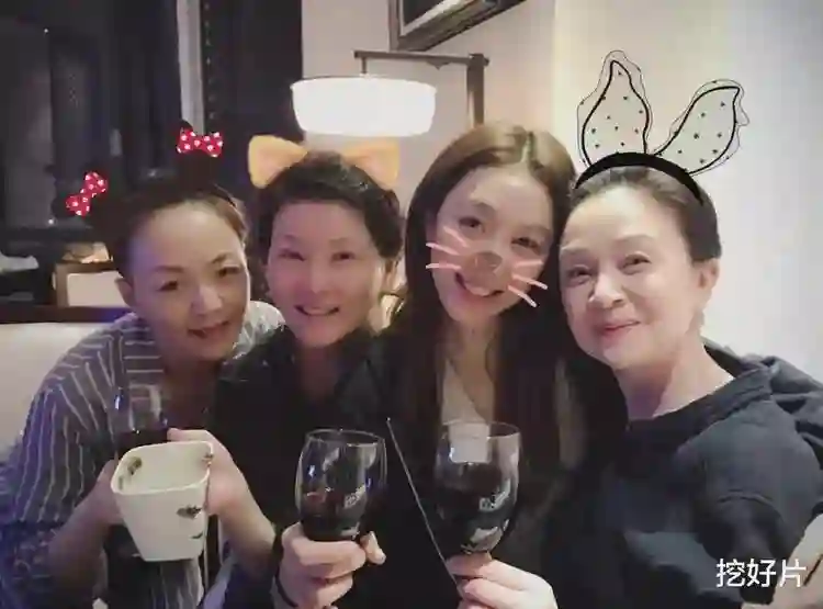 39岁姜妍逛商场被偶遇：穿条纹上衣扎丸子头像20岁，她老公提着大包小包