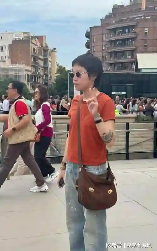 窦靖童西班牙街头被偶遇，短头发黑墨镜手串酷似王菲