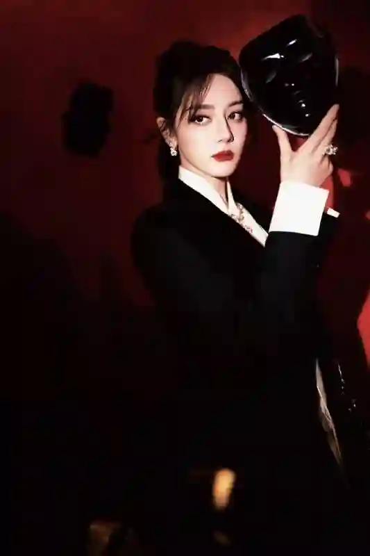 迪丽热巴歌剧风造型杀疯了！穿刺绣西装冷艳如女王