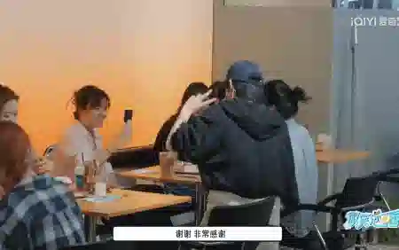 高颜值、有能力，咖啡店都是这样的员工就好了…