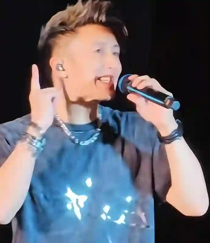 谢霆锋演唱会全程素颜，一件短袖唱到底，英皇艺人到场助威