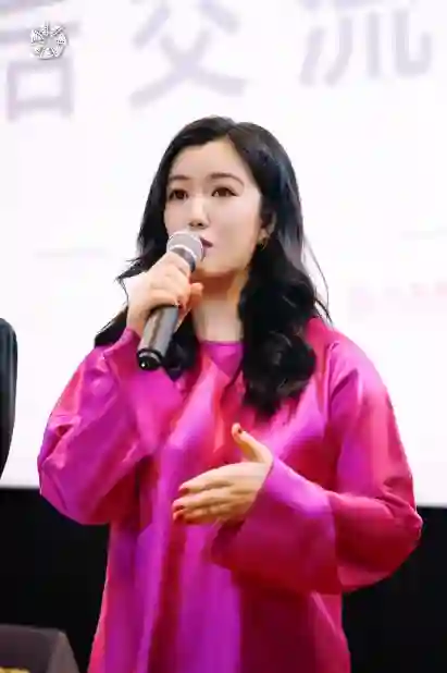 “最美导演”李珈西又惊艳了，复古造型绝了