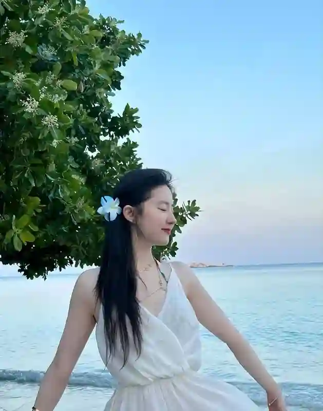 刘亦菲素颜吃火锅被偶遇，打扮朴素，依旧美貌难掩