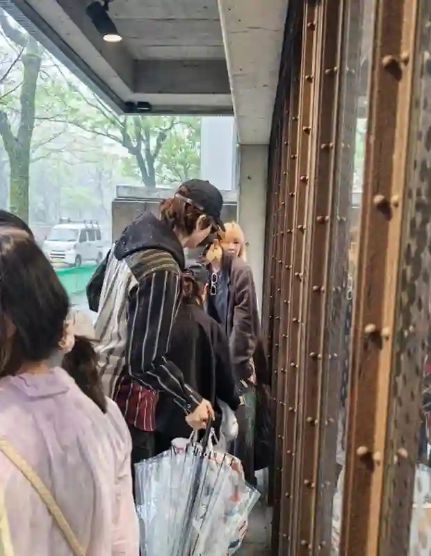 戚薇带儿女逛潮牌店，2岁儿子跟李承铉留同款发型，一家都好会穿
