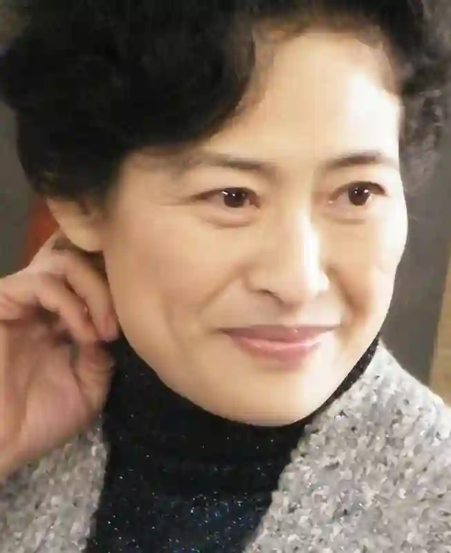 演员许娣：长相端庄秀丽，与丈夫恩爱43载，儿子儿媳都是圈内人