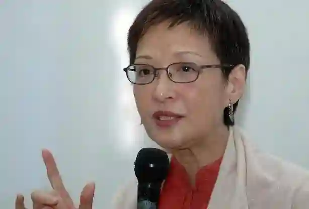 72岁胡因梦现状：不穿老年装，坦然面对衰老，颜值气质依旧在线