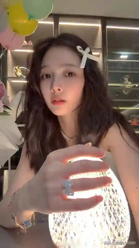 杜淳老婆王灿庆37岁生日，烫卷发配蝴蝶结，甜美如17岁少女