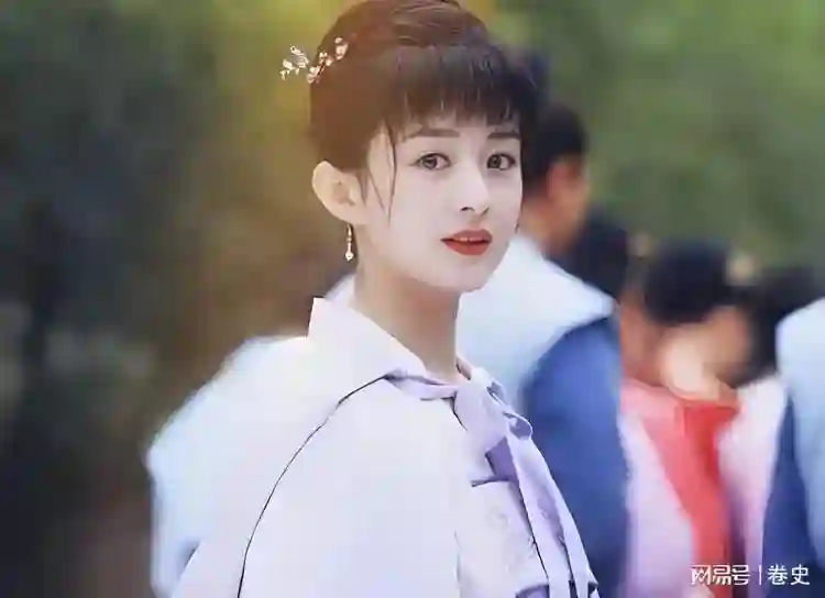 事实证明，“不合群”的刘亦菲和赵丽颖，才是娱乐圈真正的聪明人