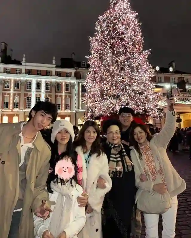 57岁伊能静英国被偶遇！五一带婆婆女儿度假，素颜皮肤好未见秦昊