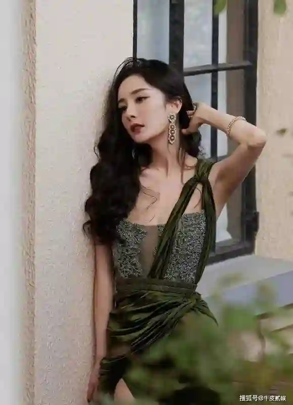 妈呀，华表奖红毯女星生图太真实，一个个像是吃了防腐剂似的