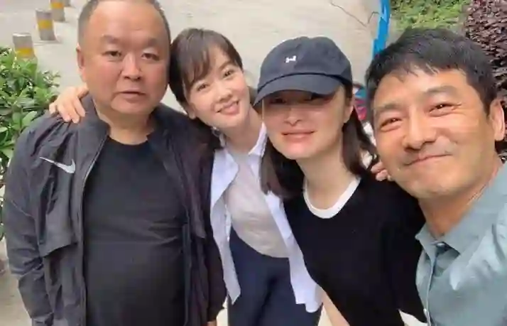 48岁左小青现状：现身香港，素颜皮肤嫩到发光，如今单身不谈恋爱