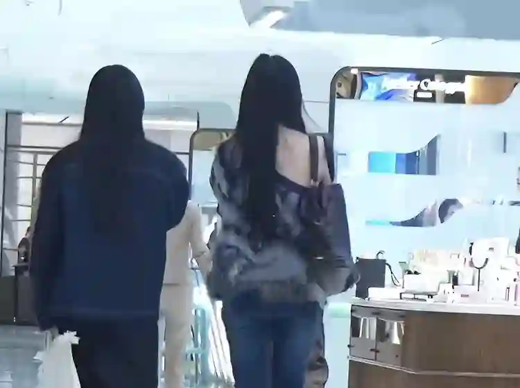 李亚鹏再度搬家，3岁女儿哭喊不要搬，大女儿李嫣北京逛高奢商场