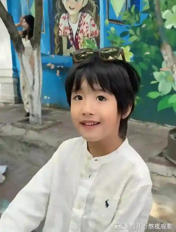 麦迪娜婆媳同游新疆打卡六星街，保姆跟着带娃，儿子女儿都超萌