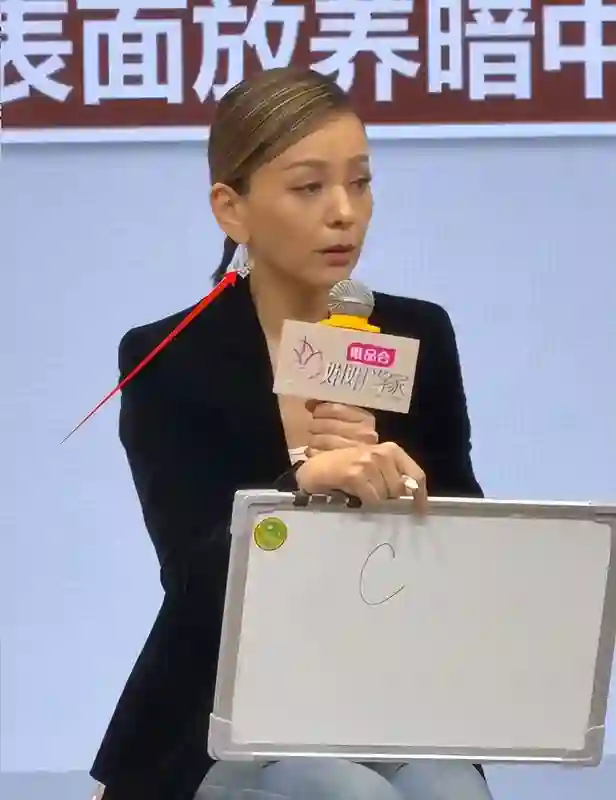 王琳新综艺，倪萍嘴歪眼斜，谢娜满脸凹坑好土，被再婚的董璇抢镜