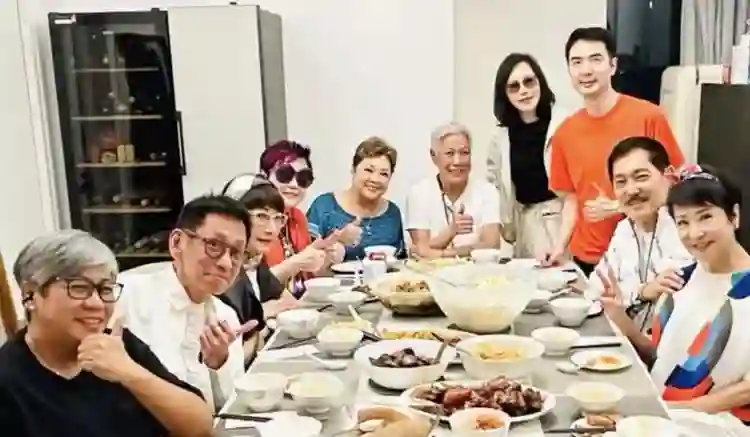 佘诗曼妈妈在家宴请众星，头发全白瘦了一圈，仍下厨做一桌家常菜