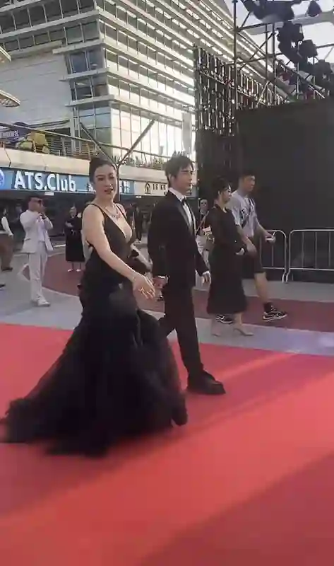 钟丽缇吊带裙惊现三亚！张伦硕 8cm 增高鞋踩出身高焦虑