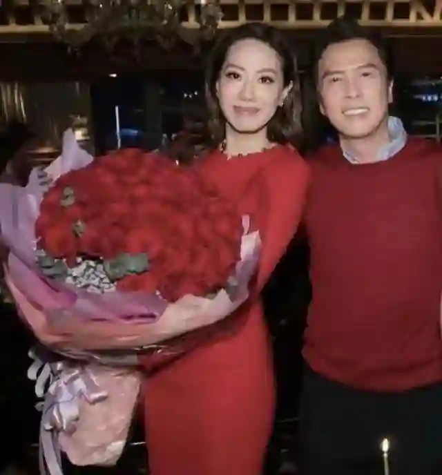 62岁甄子丹在香港，为大儿子庆生，甄文卓高大帅气，父子长得好像